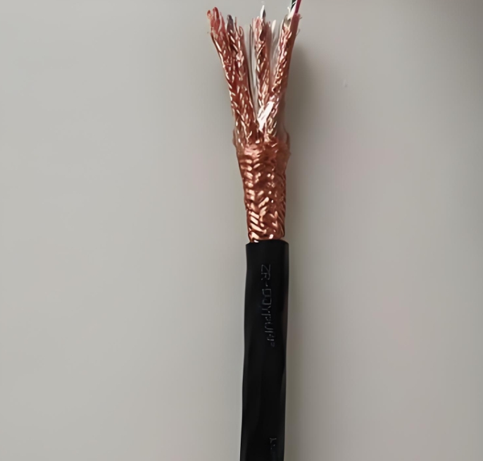 電纜作為電力傳輸?shù)难}，其性能直接影響到整個系統(tǒng)的可靠性.jpg